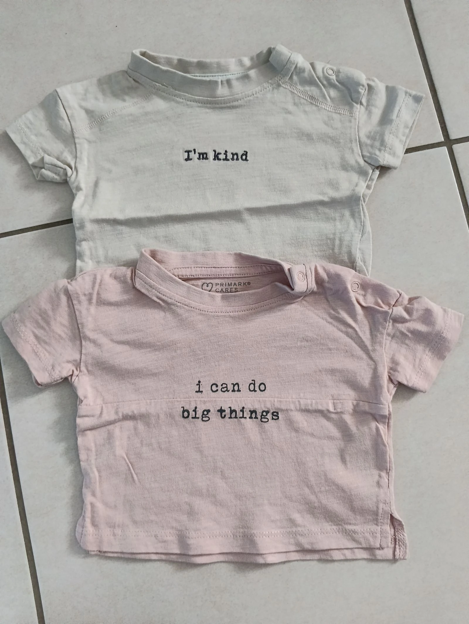 Lot de 2 tee-shirts Primark cares 0/3 MOIS